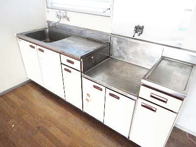 Kitchen. Two-burner gas stove Allowed (with window)!