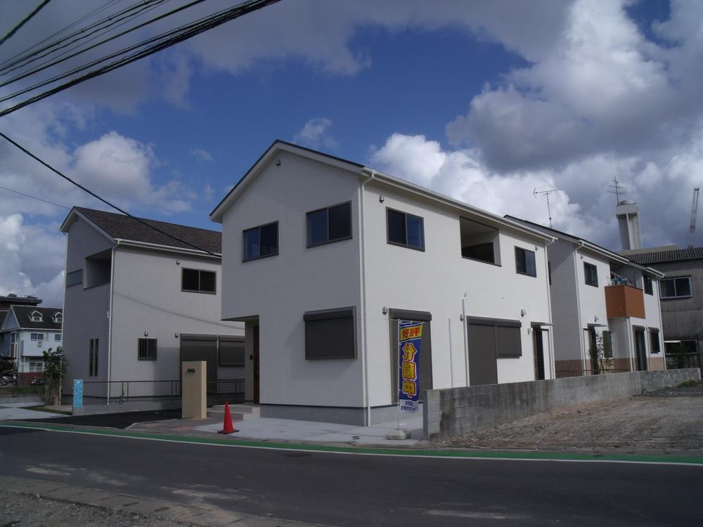 Local appearance photo. There is in a quiet residential area, Around is the perfect environment to go out to shopping or play with your and the parks and supermarkets near children.