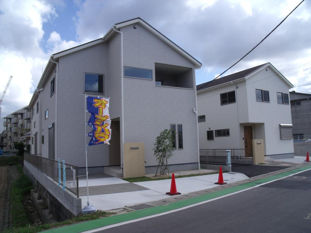 Local appearance photo. The front is the back is building A in Building B.