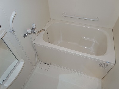 Bath. Wide bathtub!