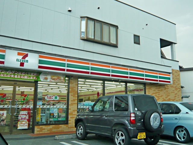 Convenience store. 500m to Seven-Eleven (convenience store)