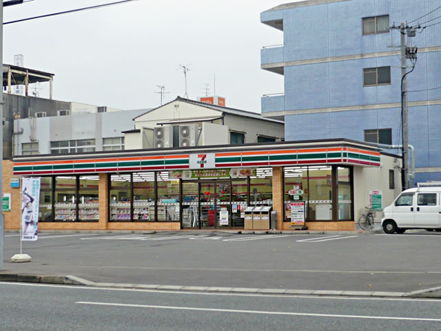 Convenience store. Seven-Eleven (convenience store) up to 100m