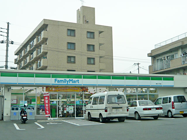 Convenience store. 700m to Family Mart (convenience store)