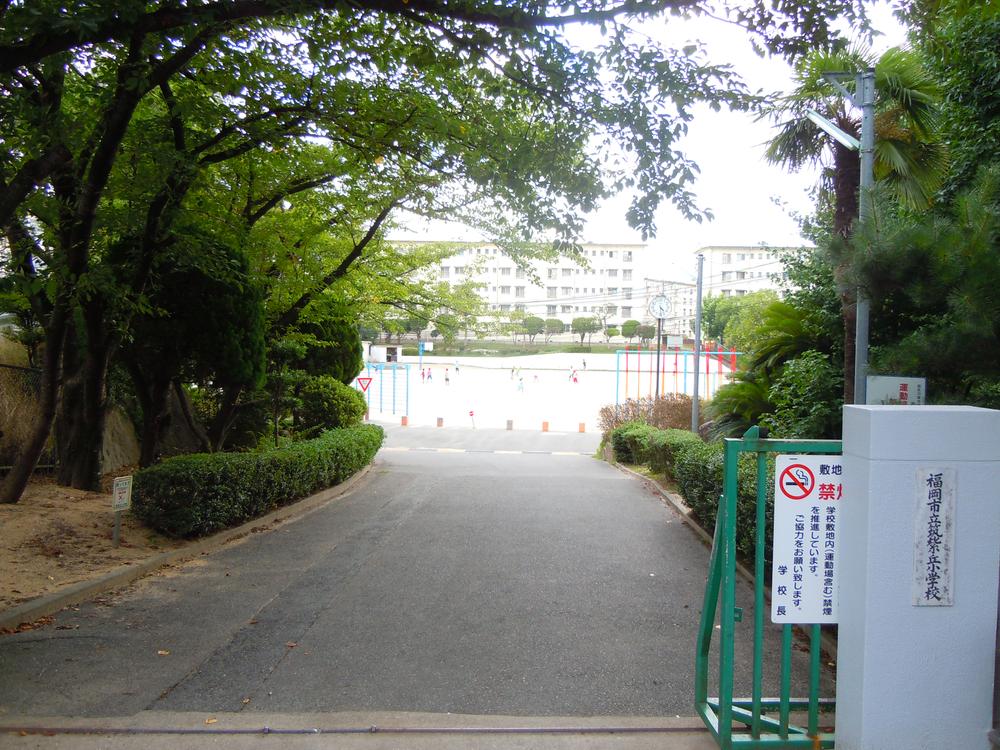 Primary school. 580m to Fukuoka Municipal Chikushigaoka Elementary School