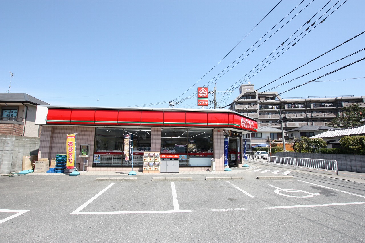 Convenience store. Poplar flower garden store up (convenience store) 556m