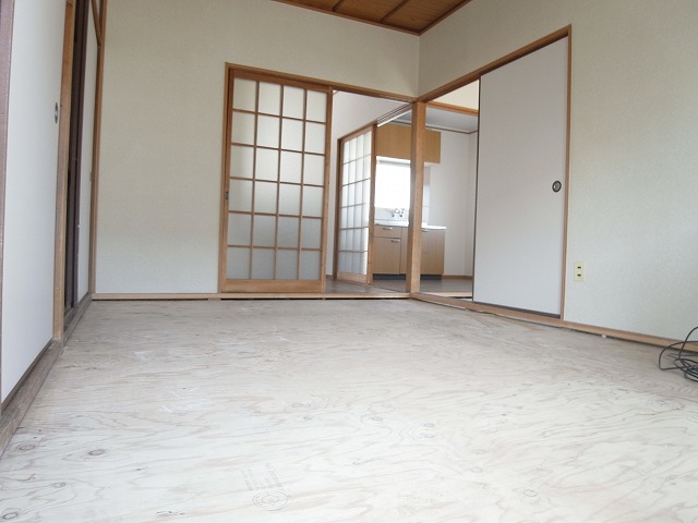 Other room space. It contains the new tatami!