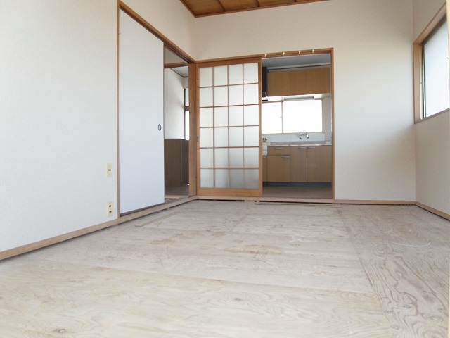 Other room space. It contains the new tatami!