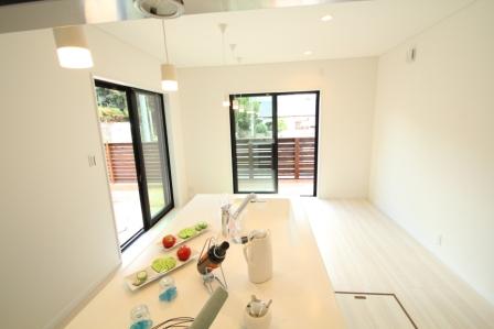 Kitchen. There is a kitchen island, such as the kitchen to become the leading role. Since the living room and the kitchen has been divided in the room hallway, Floor plan recommended for families who want to separate the place of "relaxing", "food"