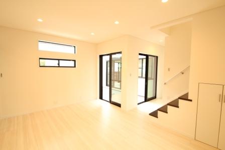 Living. Bright dining from the two sides window of light transfer money ・ kitchen "Boast of dining ・ Home party also fun in the kitchen!