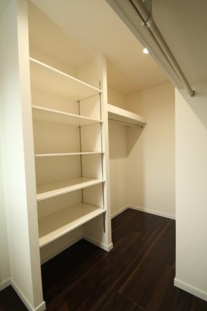 Receipt. In the walk-in closet Very convenient there is a difficulty shelf.