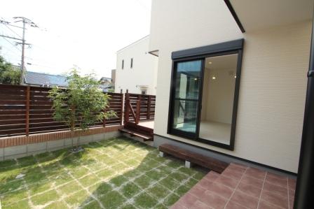 Garden. Face from large dining Terrace corner and lawn See the figure that children play while the housework design