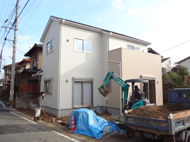 Local photos, including front road. Local (12 May 2013) shooting scaffolding was out.