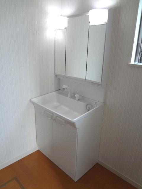 Wash basin, toilet. Behind the mirror in the triple mirror type is stored