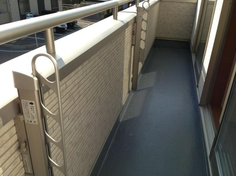 Balcony. It is different from the real thing.