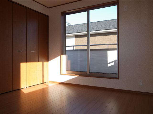 Non-living room. It is different from the real thing.