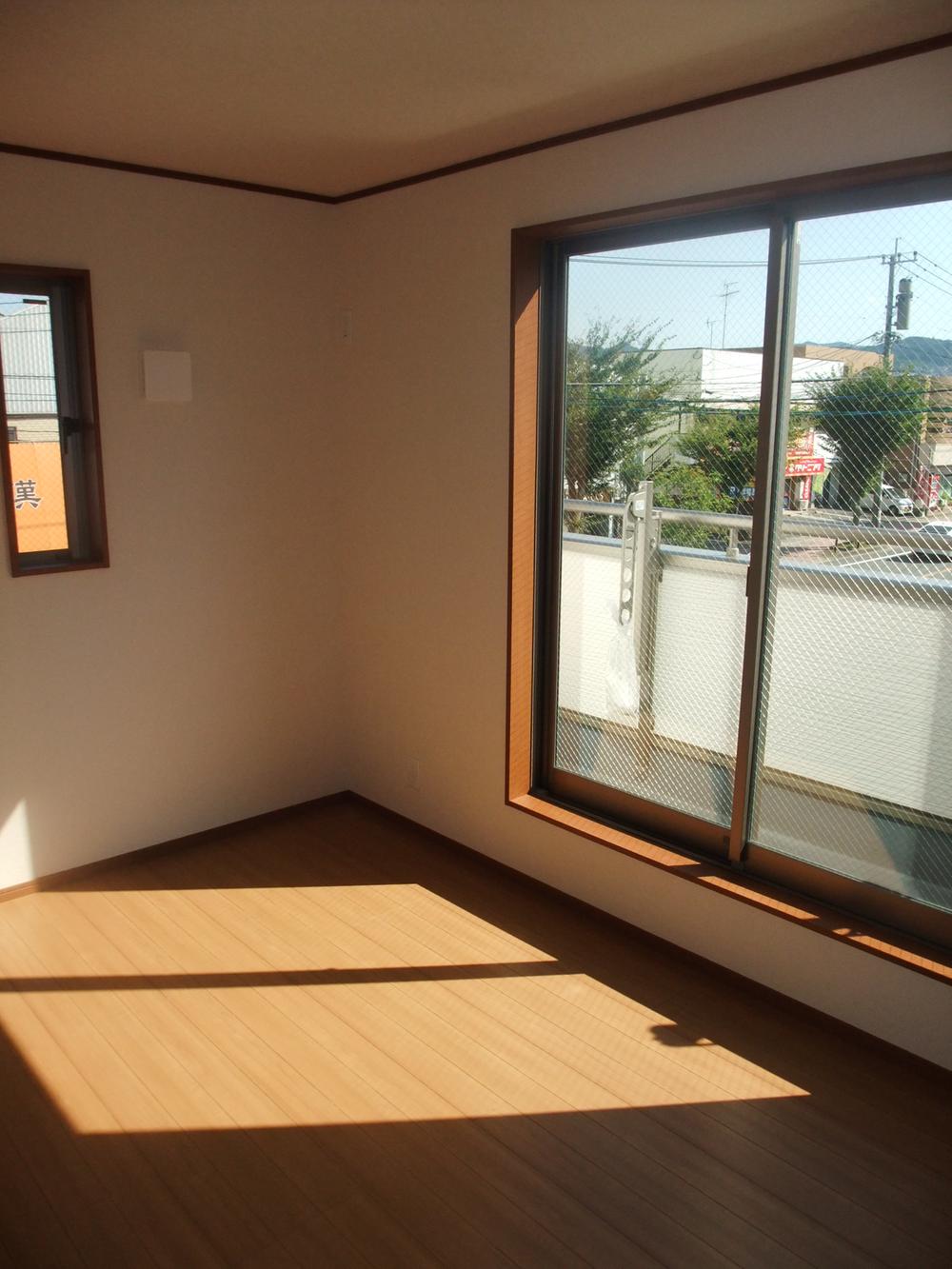 Non-living room. It is different from the real thing.