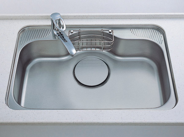 Kitchen.  [Draining plate with low-noise specification sink] By affixing the damping material to sink back, Has been reduced by the sound of water and the hot water hits the sink. Sound can also be reduced when the dropped spoon, etc. to the sink. (Same specifications)