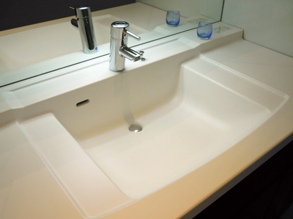 Bathing-wash room.  [Modern wet space with counter] Wash bowl counter of beautiful form in the modern. Soap and wet with a wet space, such as a cup is put was. It is also happy to clean it flangeless. (Same specifications)