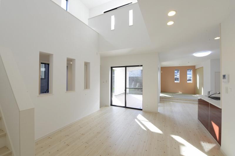 Same specifications photos (living). No. 3 place atrium is living !!