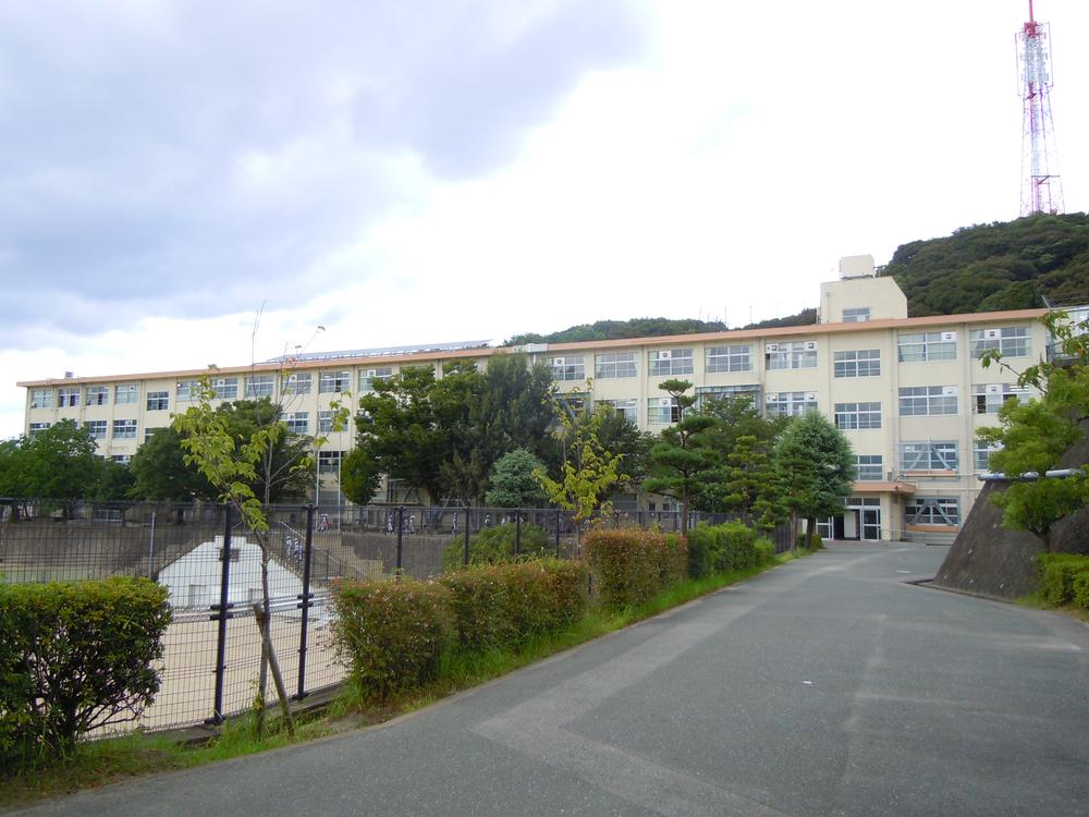 Junior high school. 681m to Fukuoka Municipal Nagaoka Junior High School