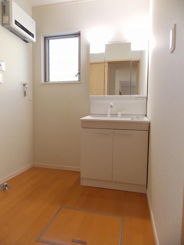 Wash basin, toilet. Washroom is bright with a window, It will also be relaxed moisture from further bath (^_^) /  ◆ It becomes the same specification photo ◆