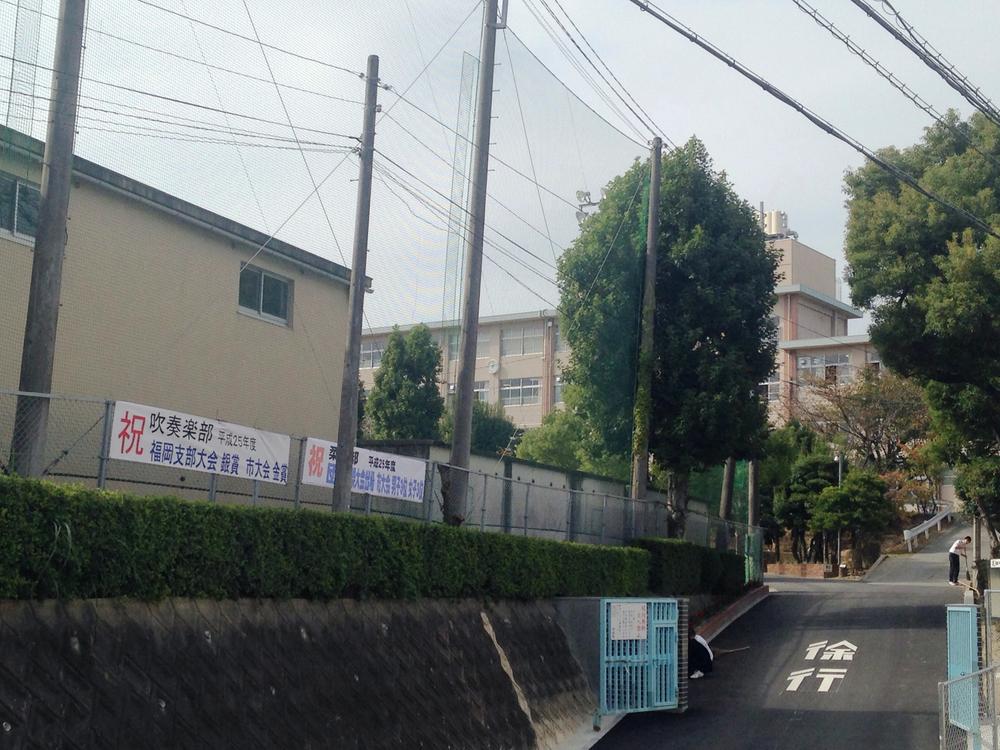 Junior high school. 1438m to Fukuoka Municipal flower garden junior high school