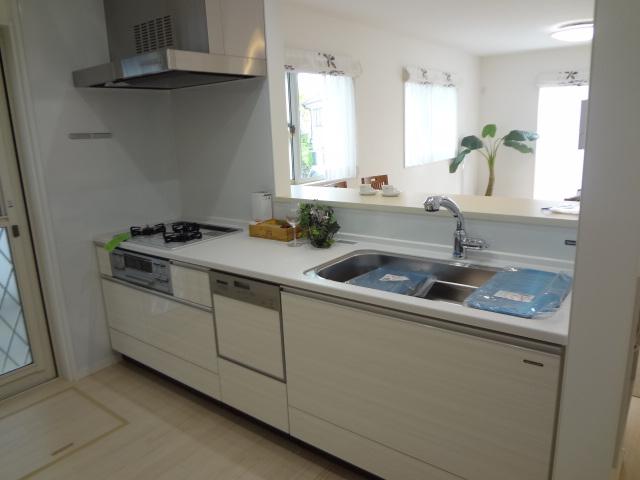 Kitchen. Glass top stove, It is a high-grade kitchen with a dishwasher.