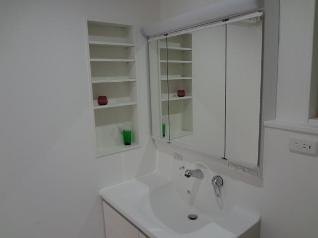 Wash basin, toilet. You can comfortably accommodated arrived also wall housed in a wash basin of the triple mirror type