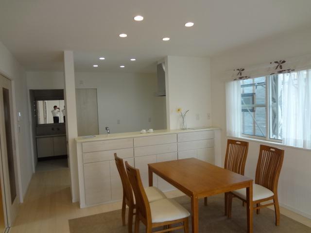 Kitchen. Kitchen face-to-face storage is attractive