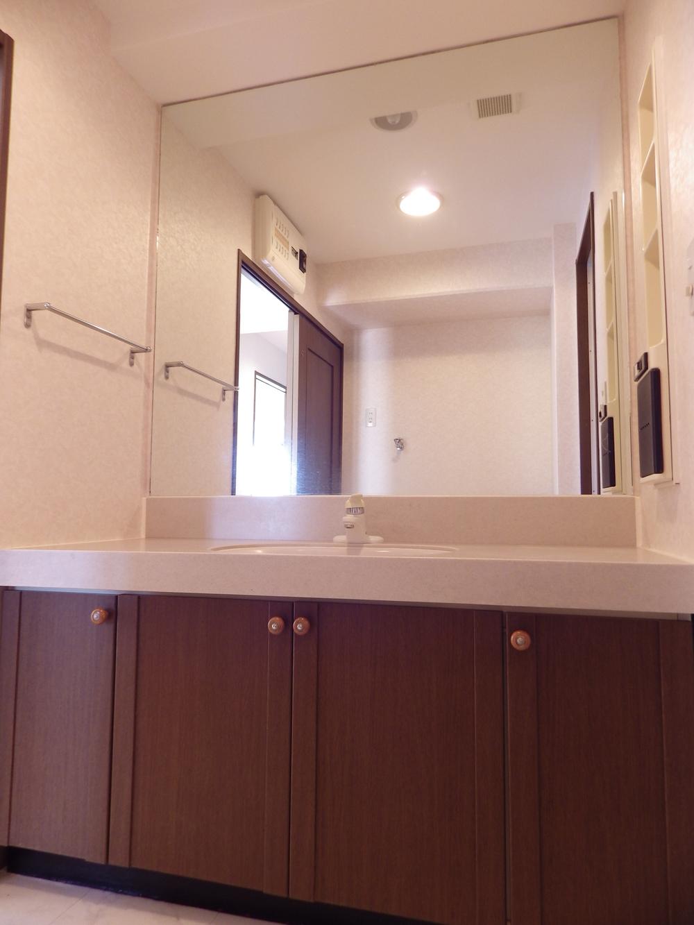 Wash basin, toilet. Vanity with a storage space of a large mirror and a large capacity.