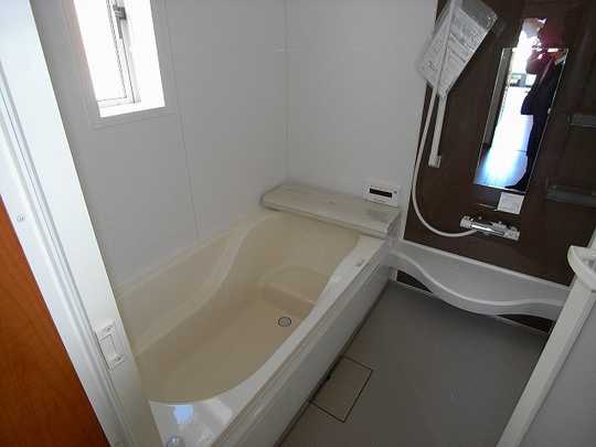 Bathroom.  [The photograph is a property of the same manufacturer and construction] Let's take a long day stretched out foot !!