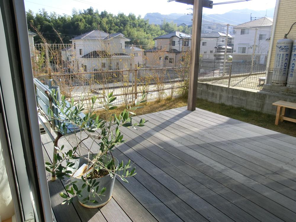 Garden. Wood deck