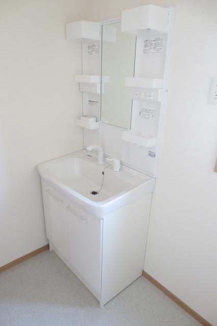 Wash basin, toilet. Washbasin with shower!