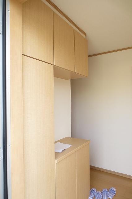 Entrance. Entrance. Plenty of storage! !