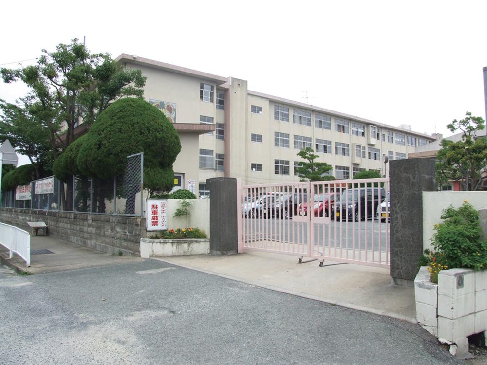 Primary school. 80m to Fukuoka Municipal Roji Elementary School