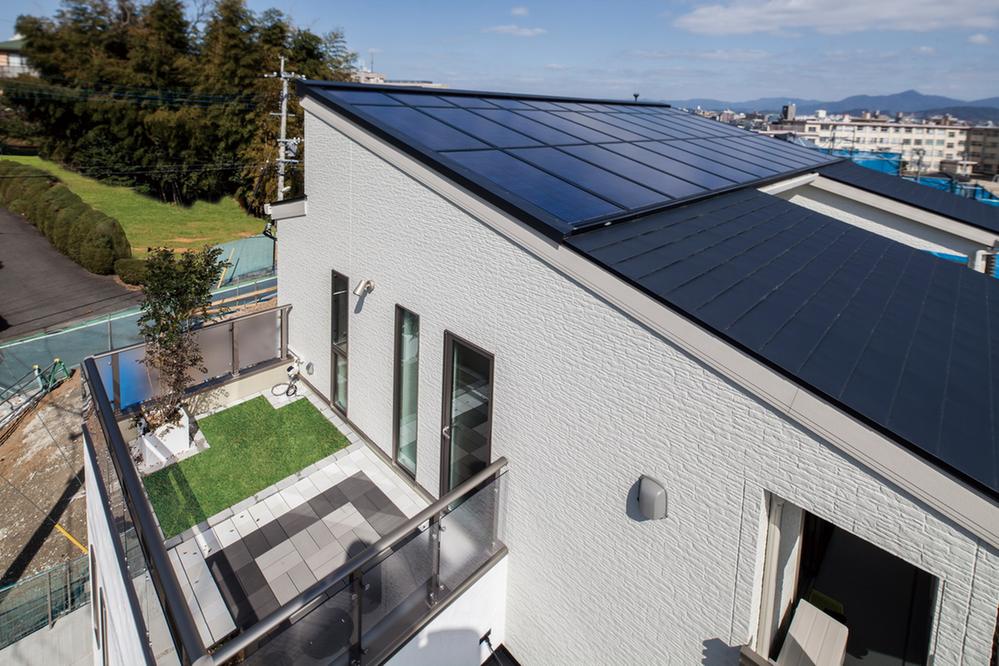 Model house photo. And roof-integrated solar power system, Roof greening!