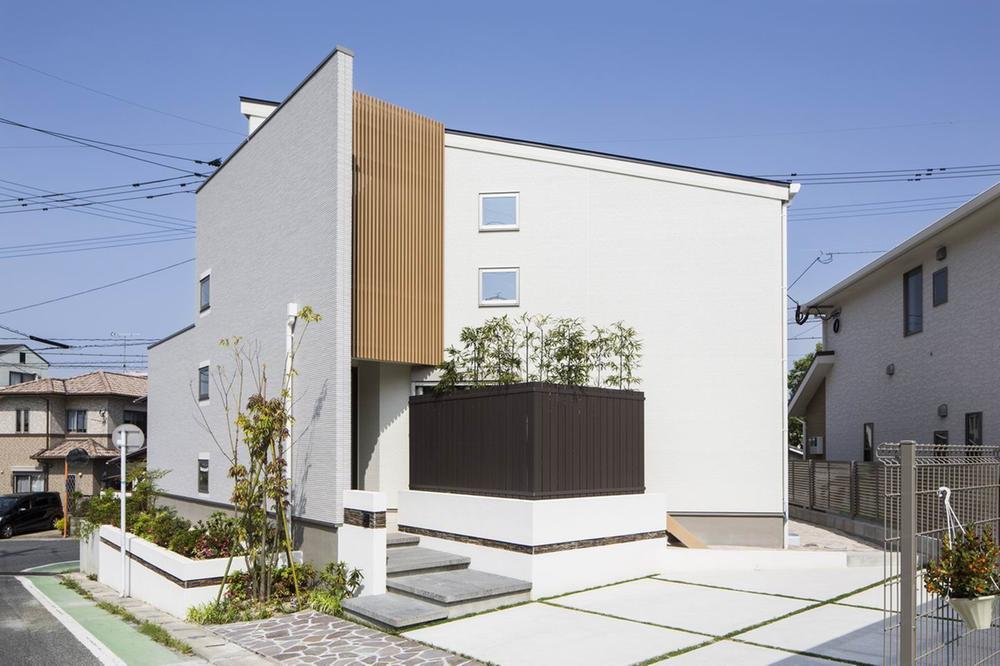 Local appearance photo. "A book gallery and Tsuboniwa house" sale!