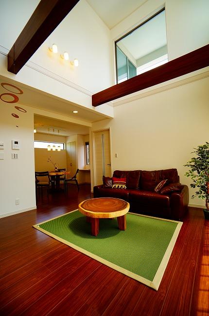 Living. No. 5 areas Bright living room with a vaulted ceiling. 