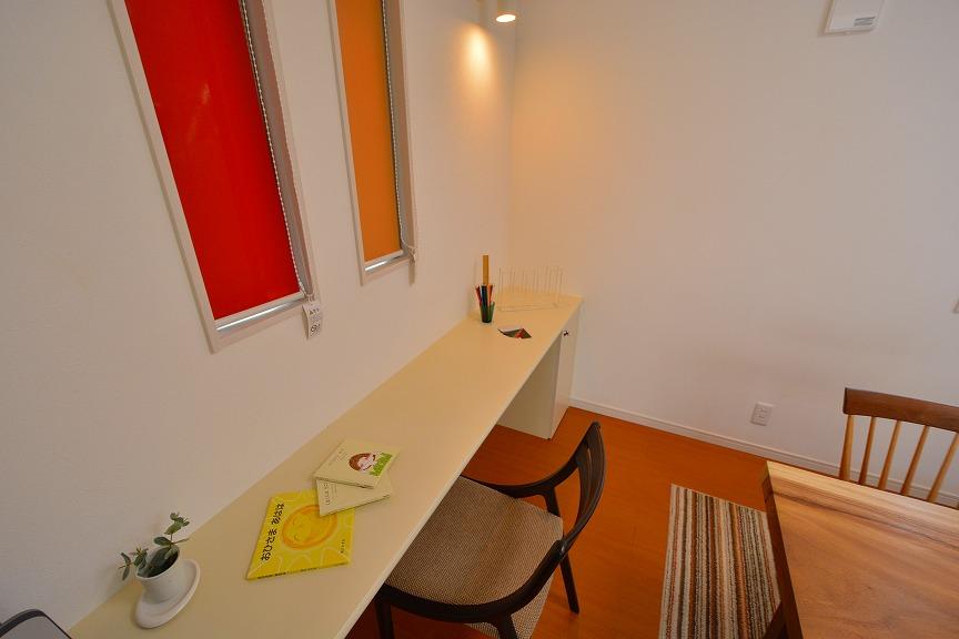 Other introspection. No. 4 place Dining counter. Earned counter to the face-to-face in the kitchen, While the housework was so suggests the situation of children. 