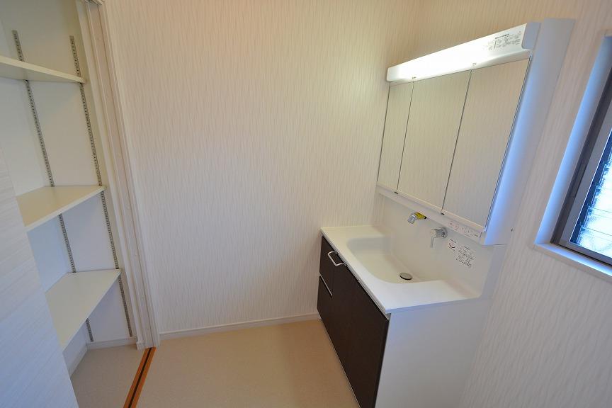 Wash basin, toilet. No. 4 place Basin storage and wash basin. Such as towels and toiletries, We also put the storage capacity in the washroom. 