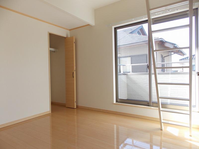 Same specifications photos (Other introspection). Western is. Since it is a two-sided lighting, 'm Bright and airy also good (^ _ ^) v