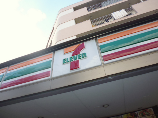 Convenience store. Seven-Eleven store messing up (convenience store) 359m