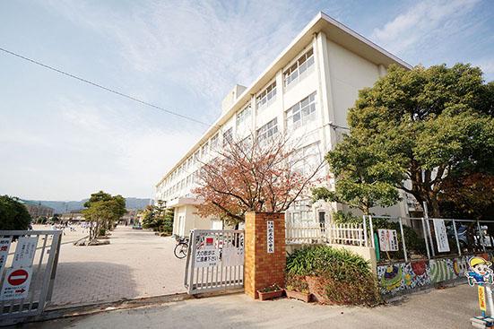 Primary school. Yanaga Nishi Elementary School 7-minute walk from the elementary school to 560m!  It is safe parenting environment