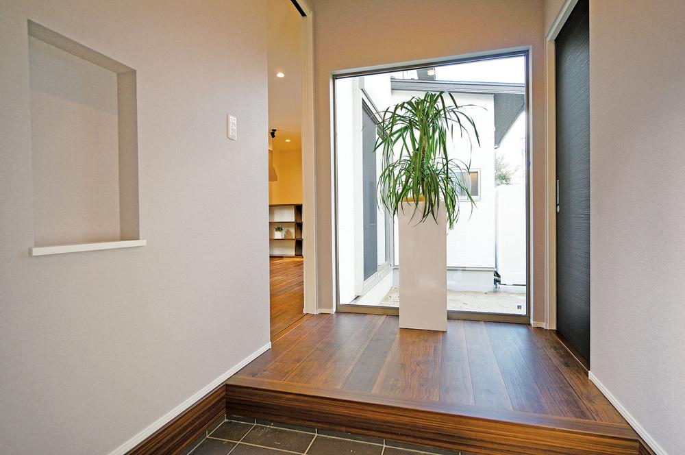 Entrance. Is the front door open and the courtyard! Bright and is open-minded entrance hall. There are also shoes cloak