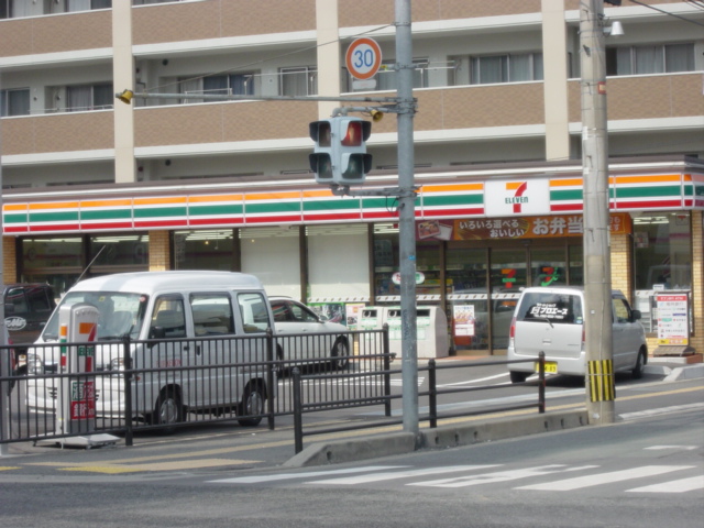 Convenience store. 300m to Seven-Eleven (convenience store)