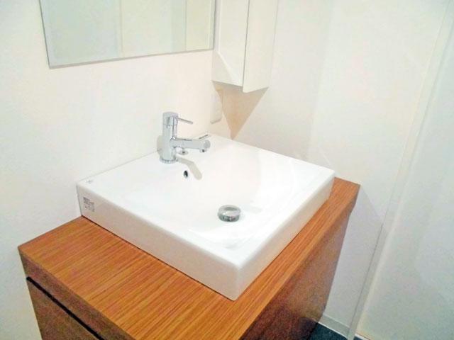 Wash basin, toilet. Clean wash room where the white tones
