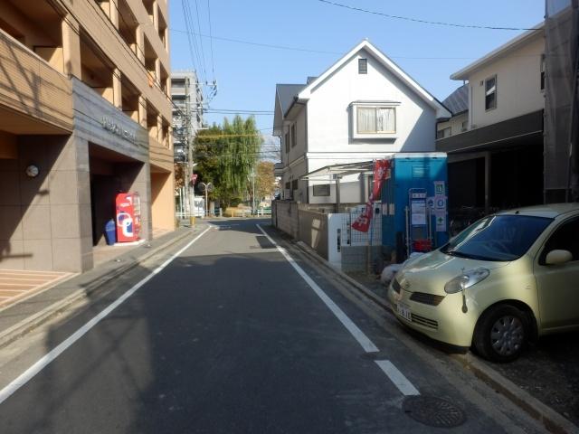 Local photos, including front road. Front right