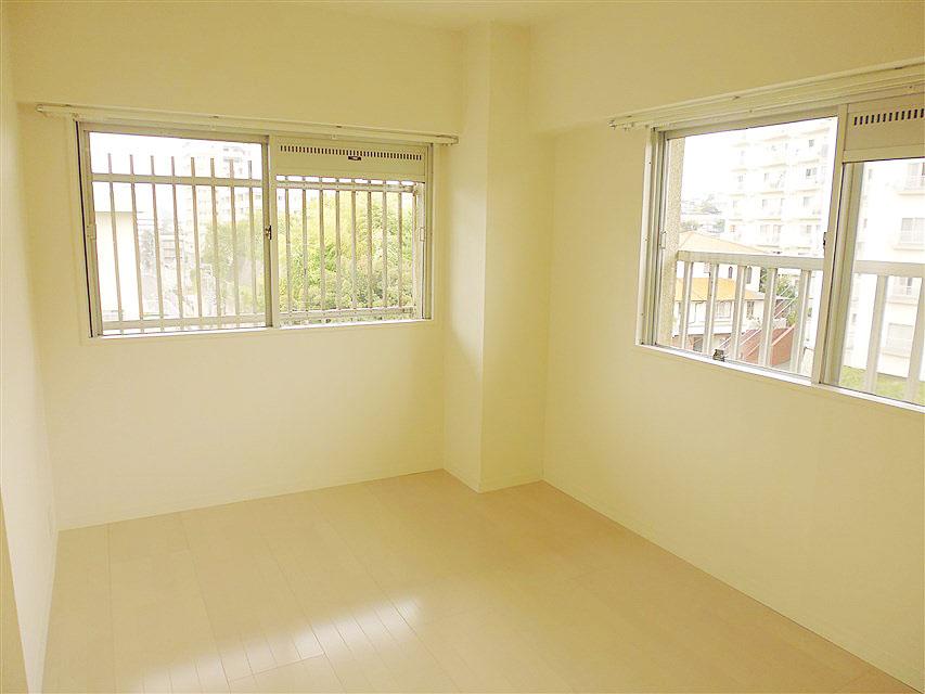 Non-living room. Brightness over have Western-style