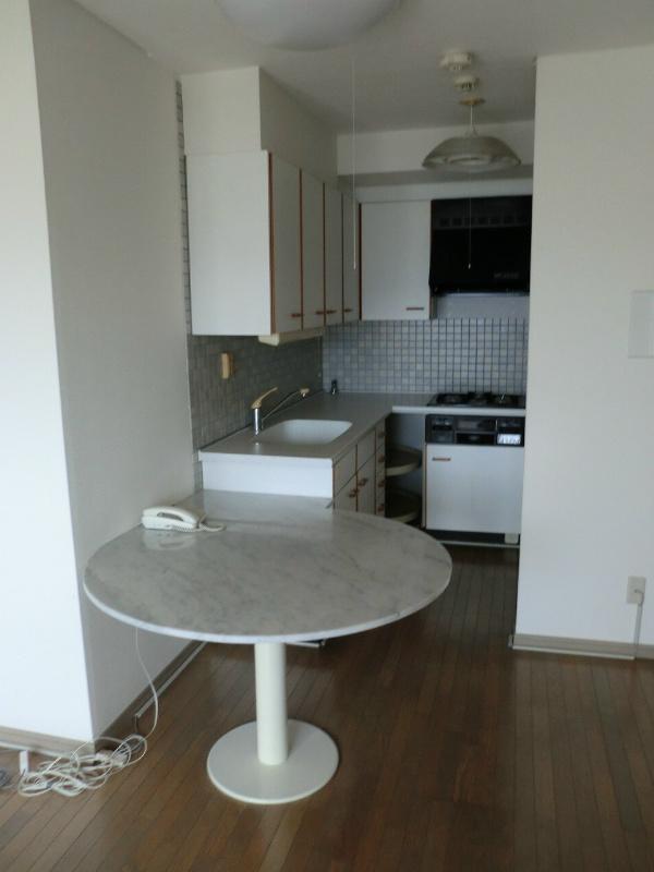 Kitchen. Round table, It will also come in handy as a work space at the time of cooking