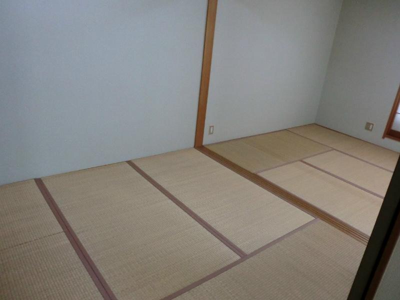 Non-living room. You can also use as a spacious 10.5-mat Japanese-style room by removing the sliding door